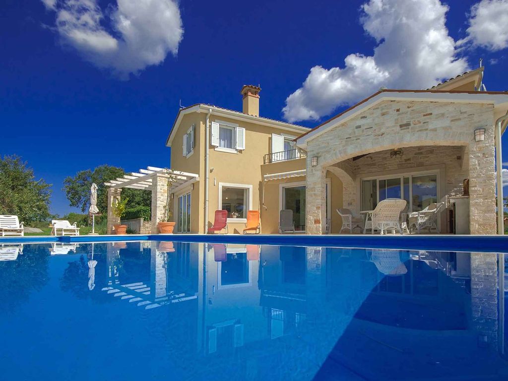 Villa luxuriös eingerichtet mit Swimmingpool