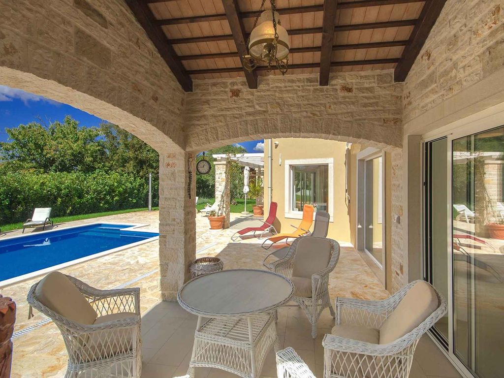 Villa luxuriös eingerichtet mit Swimmingpool