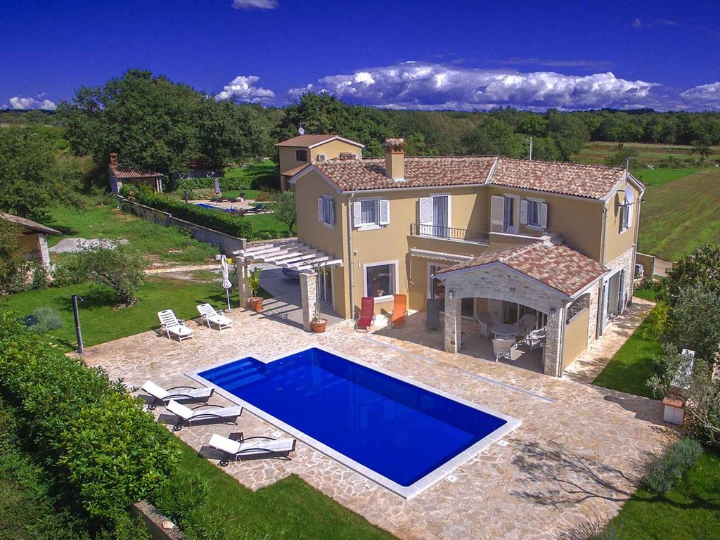 Villa luxuriös eingerichtet mit Swimmingpool