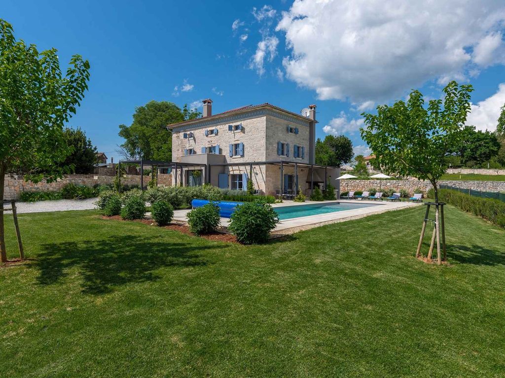 Villa mit luxuriösen Bedingungen und Pool