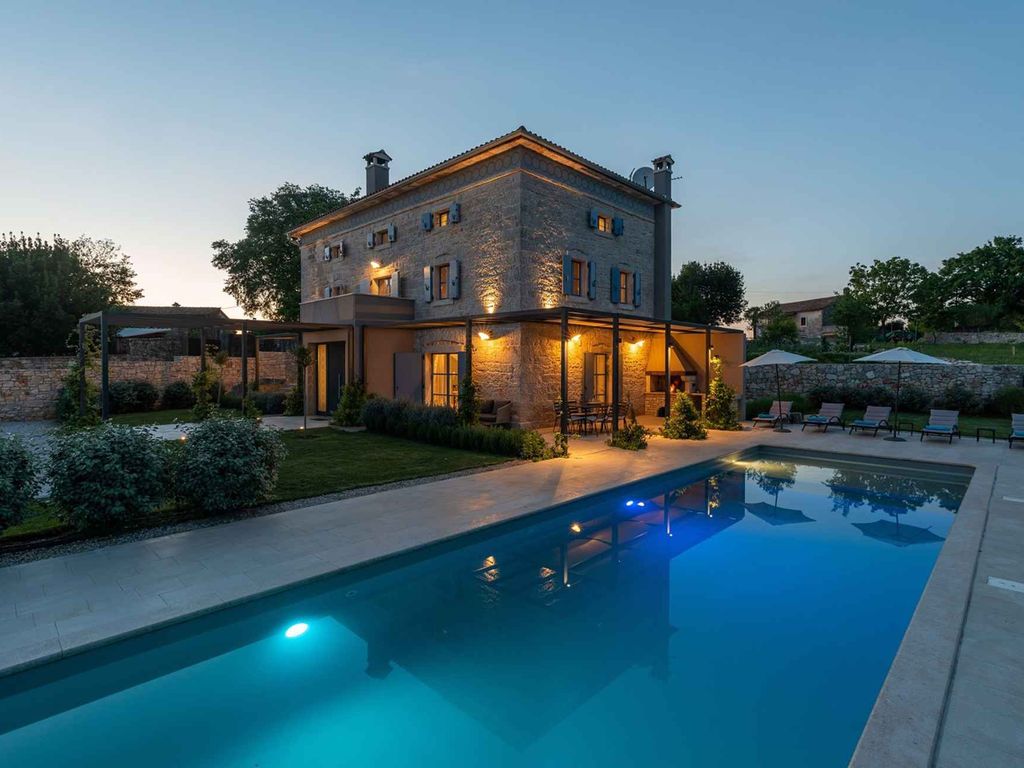 Villa mit luxuriösen Bedingungen und Pool