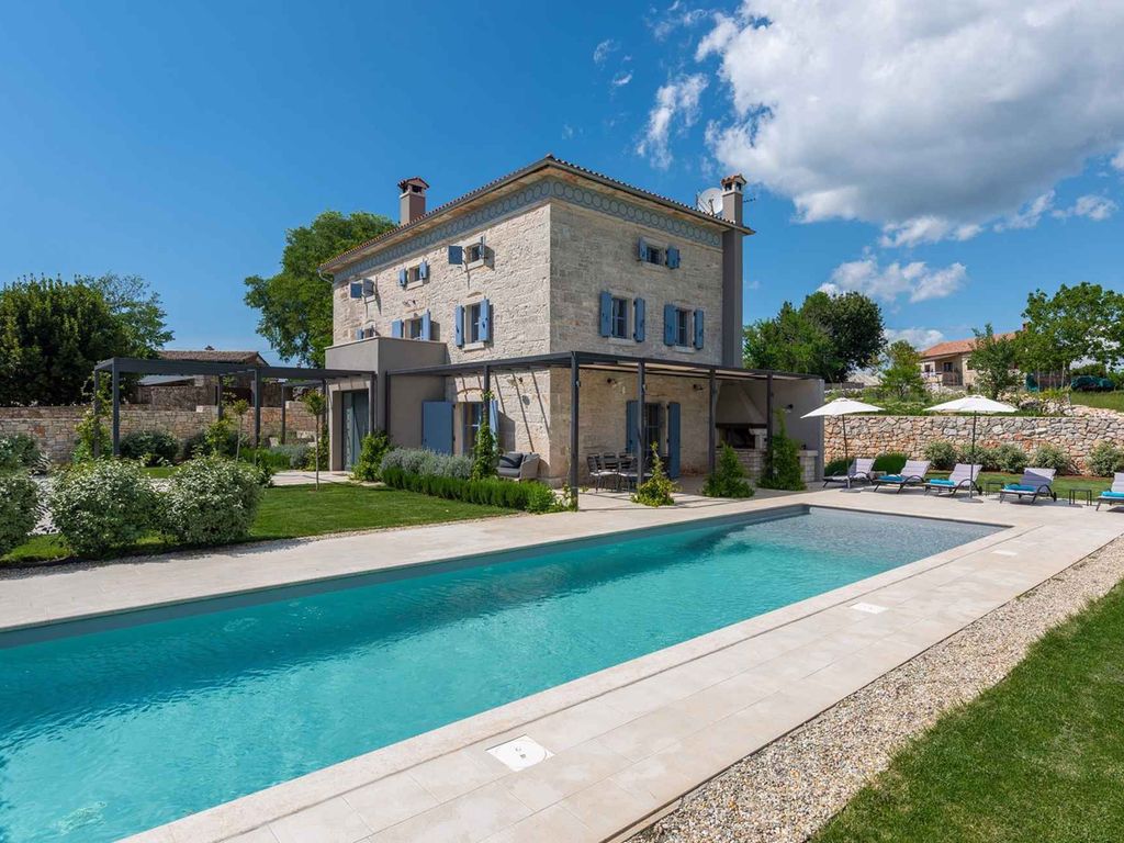 Villa mit luxuriösen Bedingungen und Pool
