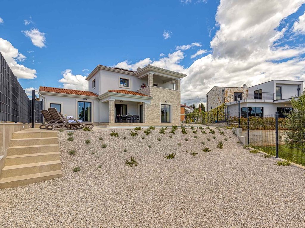 Villa mit luxuriösen Bedingungen, Klimaanlage, Pool