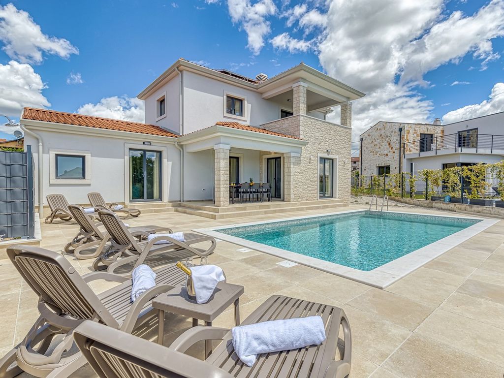 Villa mit luxuriösen Bedingungen, Klimaanlage, Pool