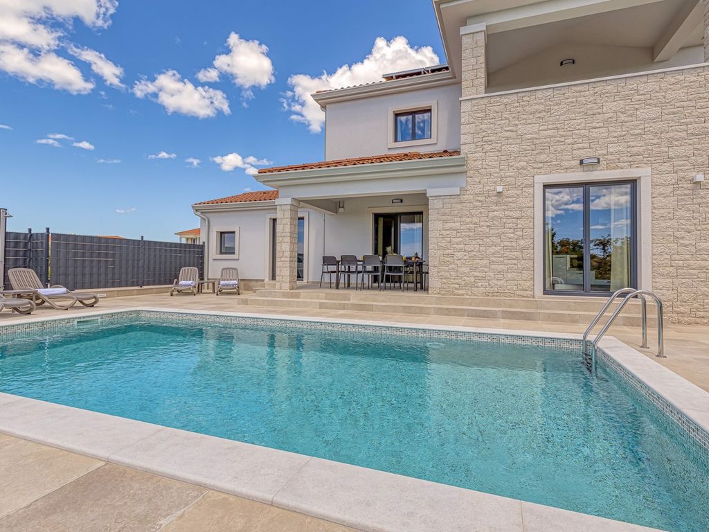 Villa mit luxuriösen Bedingungen, Klimaanlage, Pool