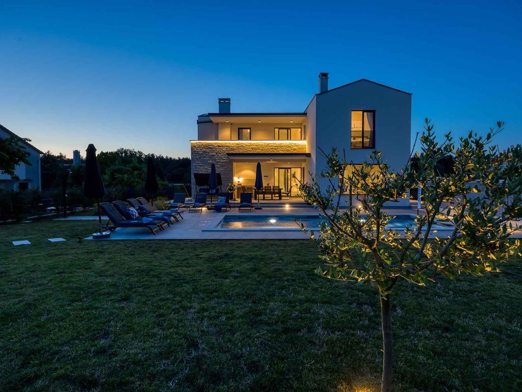 Villa mit luxuriösen Bedingungen, Klimaanlage, Pool