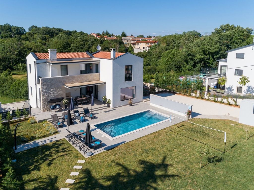 Villa mit luxuriösen Bedingungen, Klimaanlage, Pool