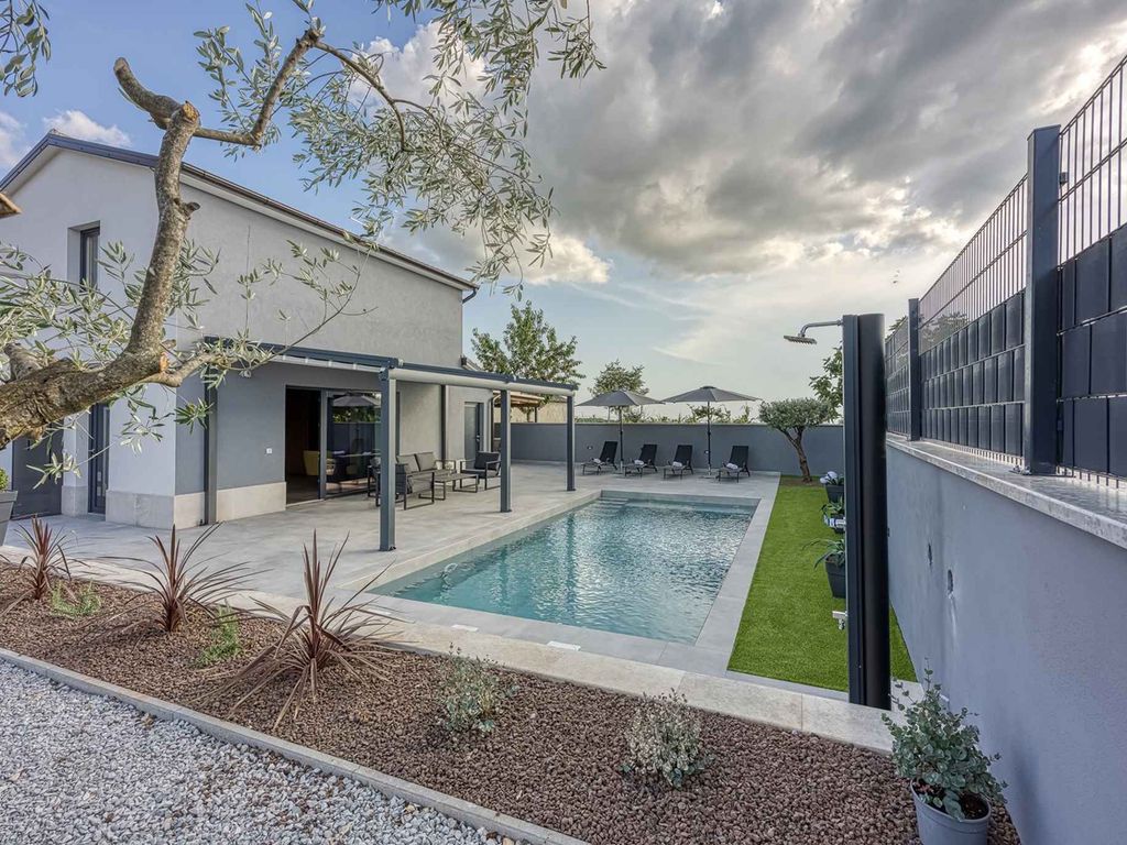 Villa mit Pool und Klimaanlage