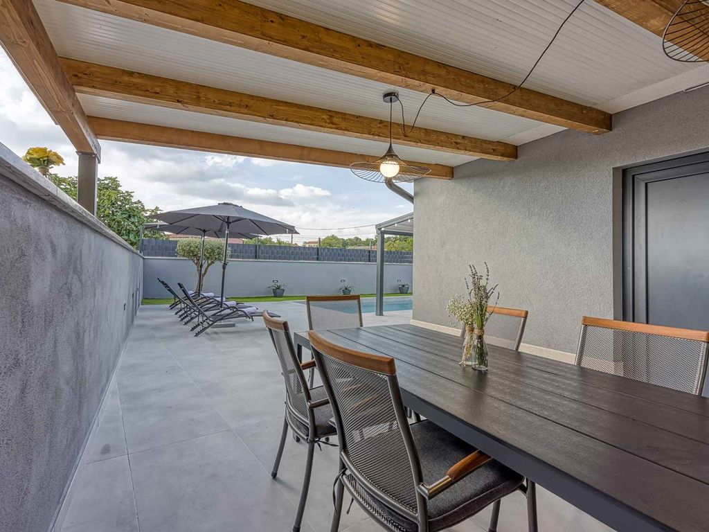 Villa mit Pool und Klimaanlage