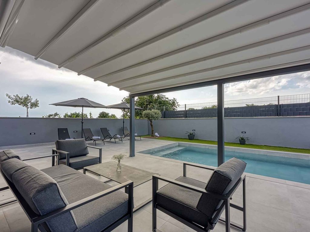 Villa mit Pool und Klimaanlage
