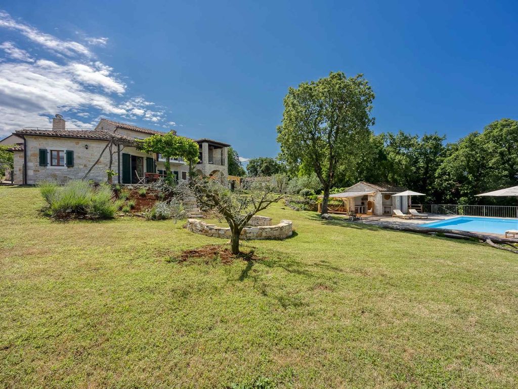 Villa mit Pool und Garten