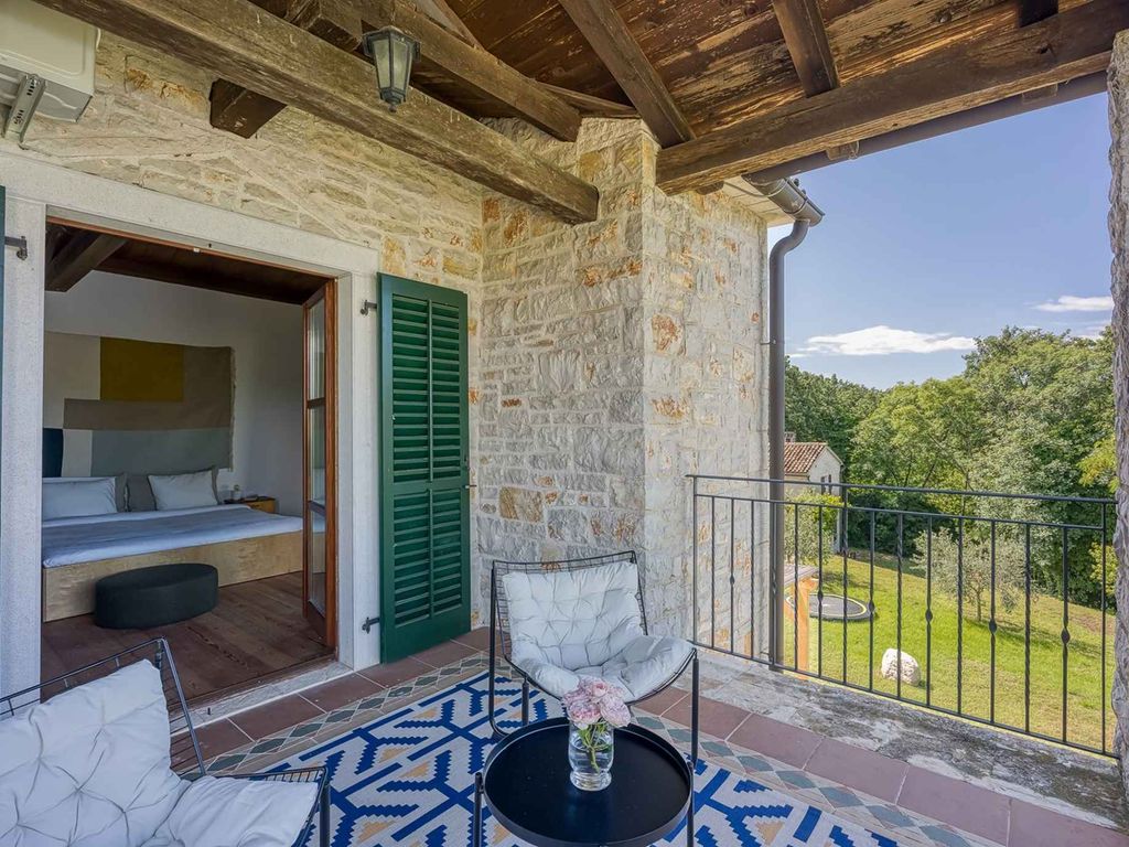Villa mit Pool und Garten