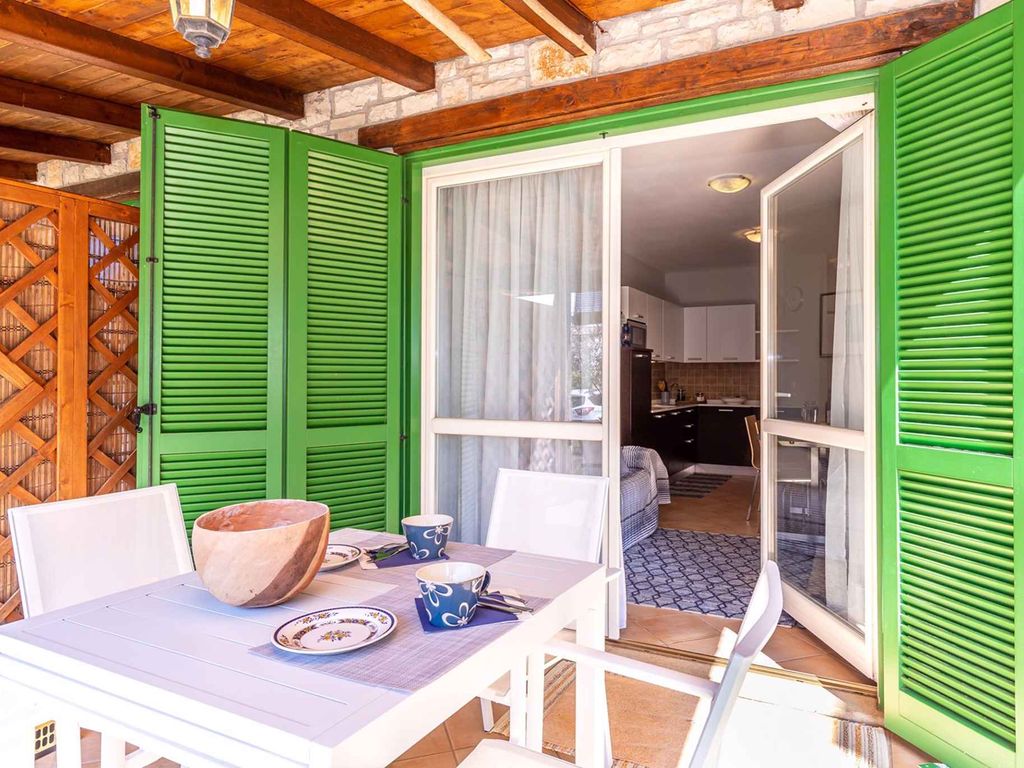 Ferienwohnung mit Terrasse, Garten und Gemeinschaftspool