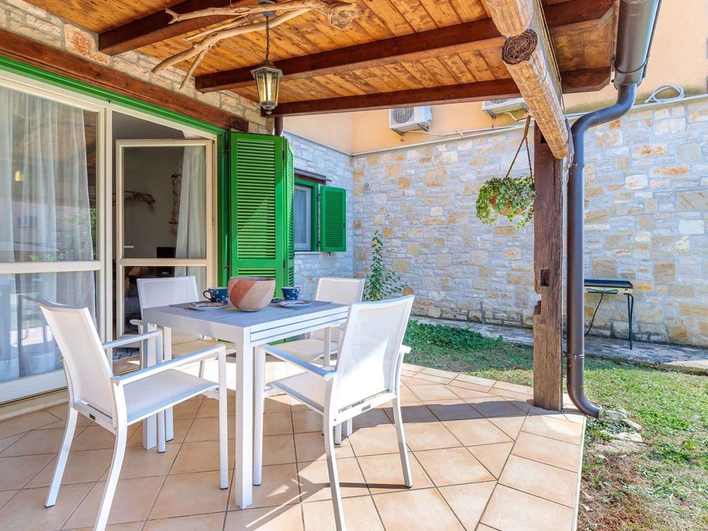 Ferienwohnung mit Terrasse, Garten und Gemeinschaftspool