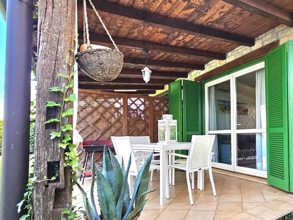 Ferienwohnung mit Terrasse, Garten und Gemeinschaftspool