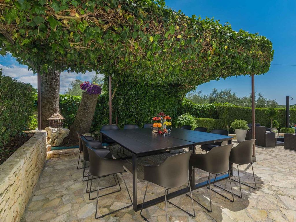 Villa mit Pool und Garten in ruhigen Dorf in der Nähe von Porec