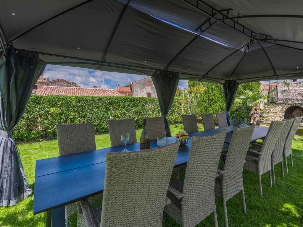 Villa mit Pool und Garten in ruhigen Dorf in der Nähe von Porec