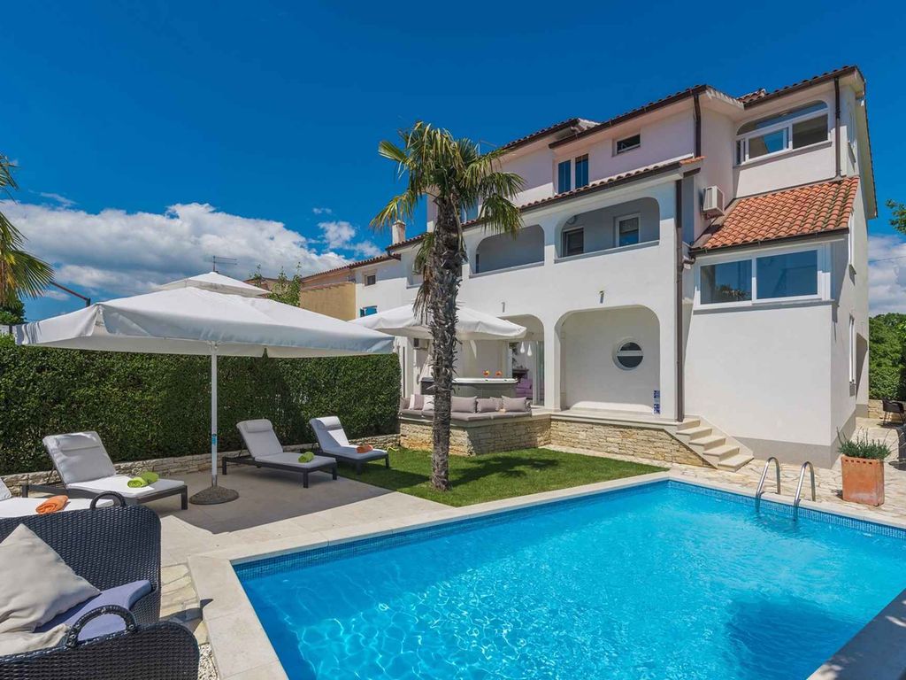 Villa mit Pool und Garten in ruhigen Dorf in der Nähe von Porec