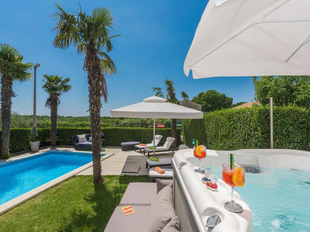 Villa mit Pool und Garten in ruhigen Dorf in der Nähe von Porec