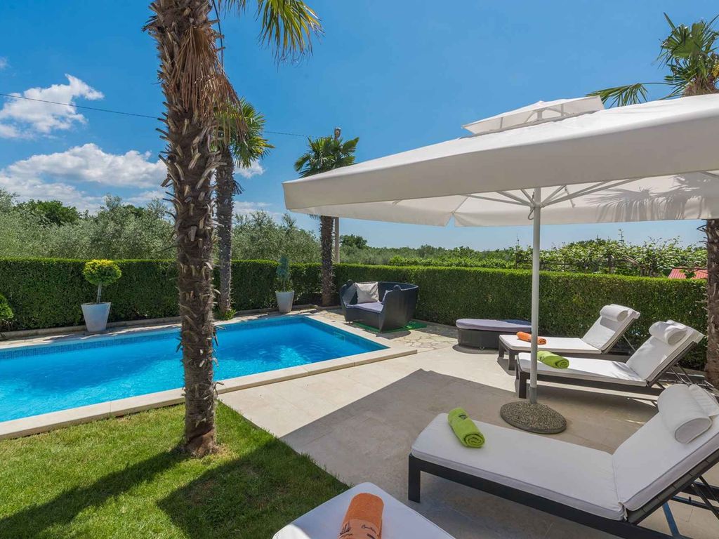 Villa mit Pool und Garten in ruhigen Dorf in der Nähe von Porec