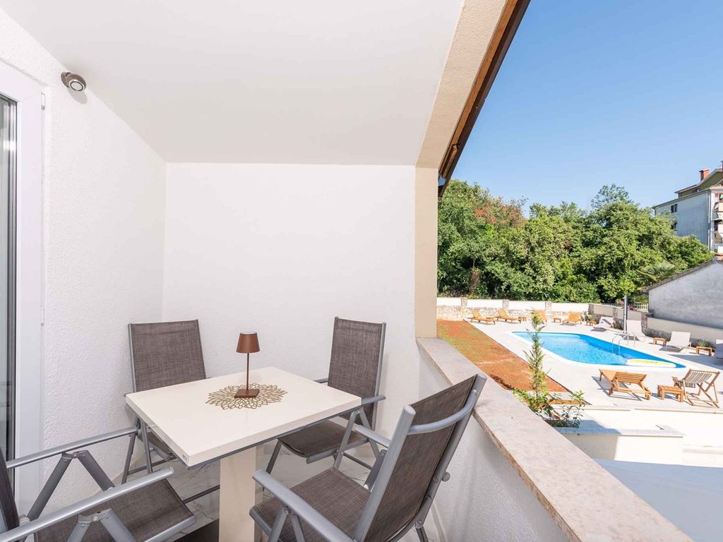 Studio mit Balkon und Pool