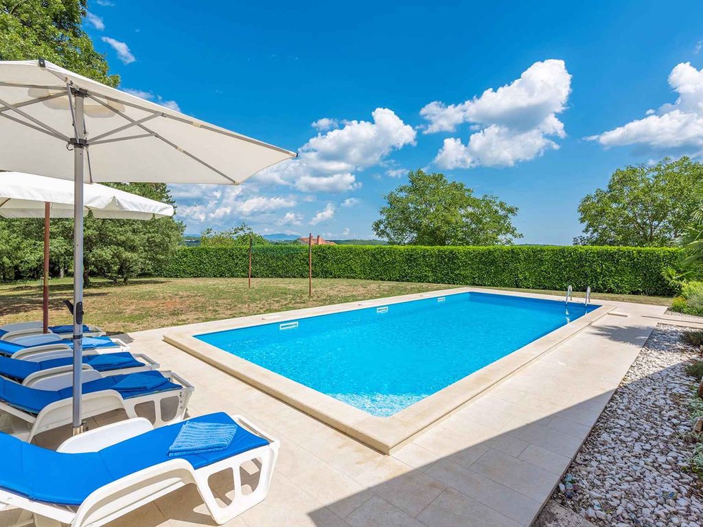 Ferienhaus mit privatem Pool und großem Garten