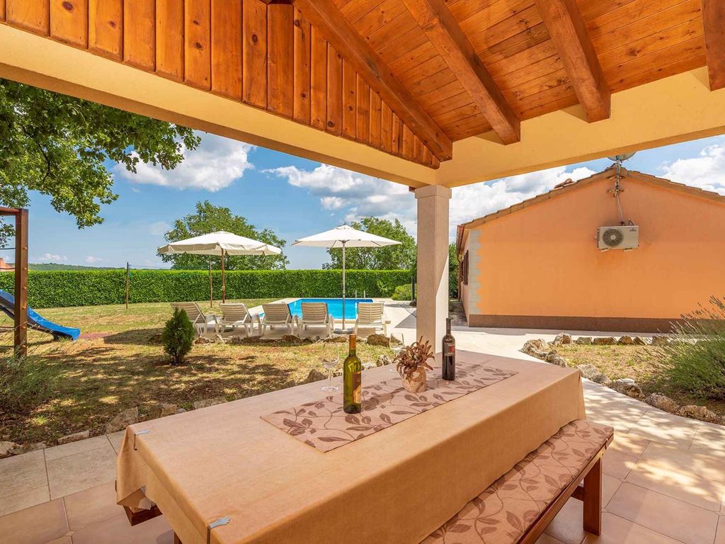 Ferienhaus mit privatem Pool und großem Garten