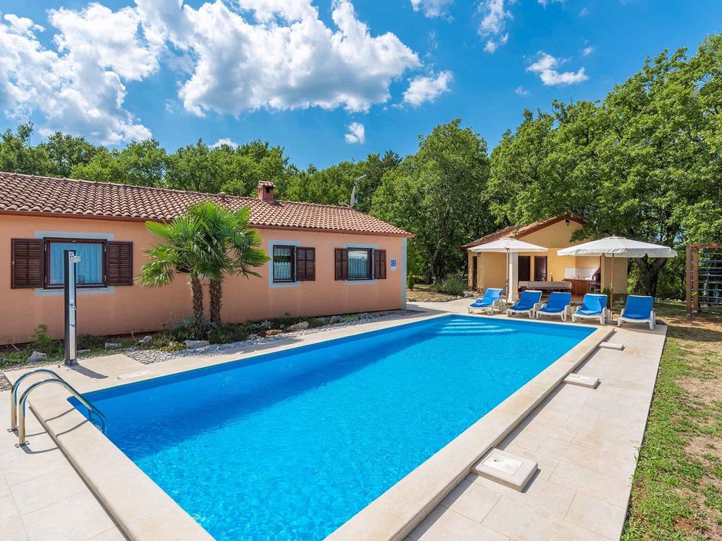 Ferienhaus mit privatem Pool und großem Garten