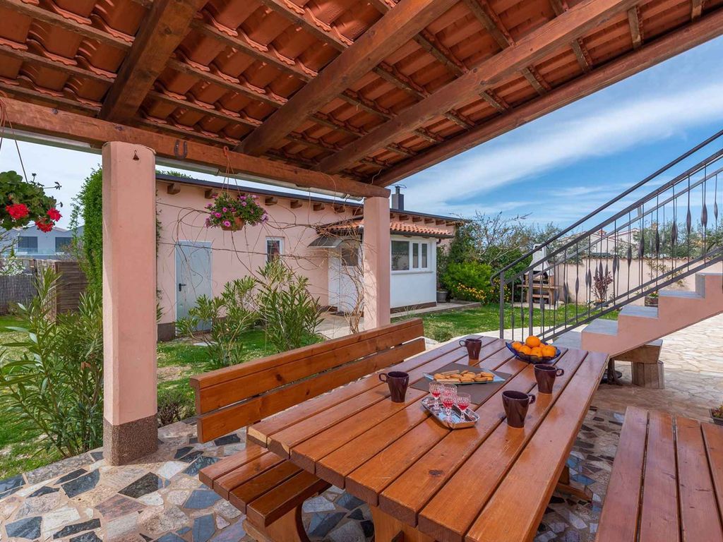 Villa mit Pool und Garten