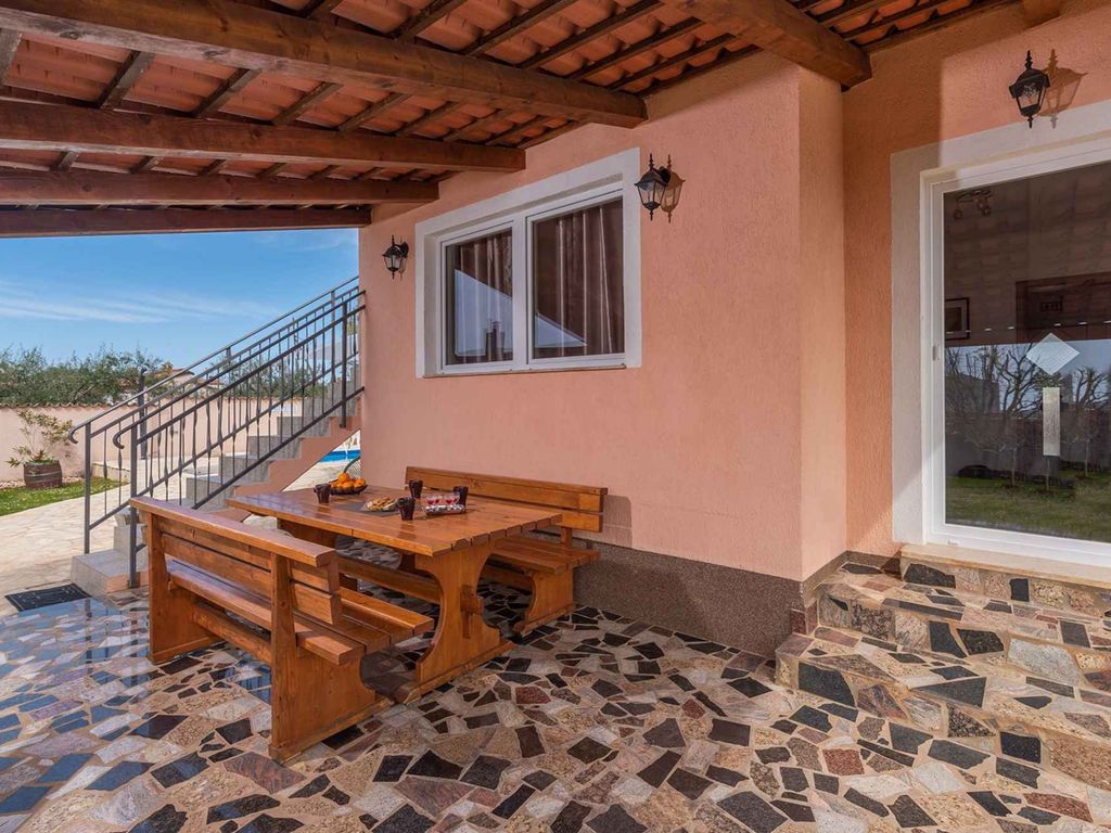 Villa mit Pool und Garten