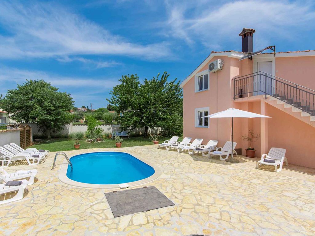 Villa mit Pool und Garten