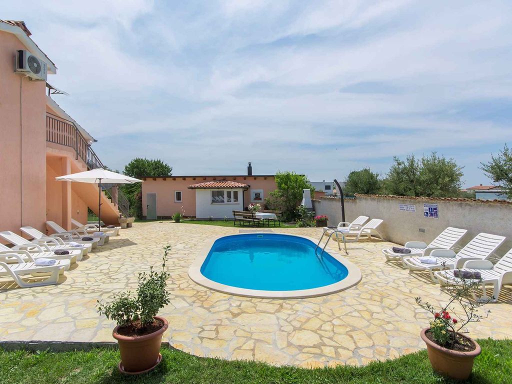 Villa mit Pool und Garten