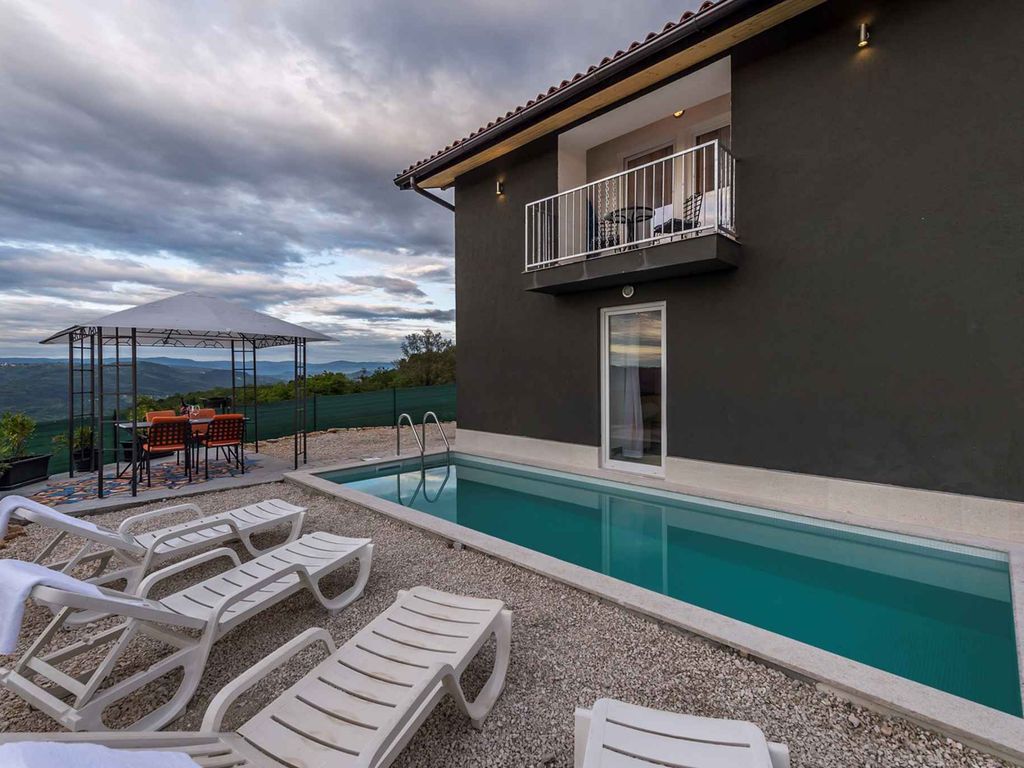 Villa mit einer schönen Aussicht auf den Fluss Mirna Tal