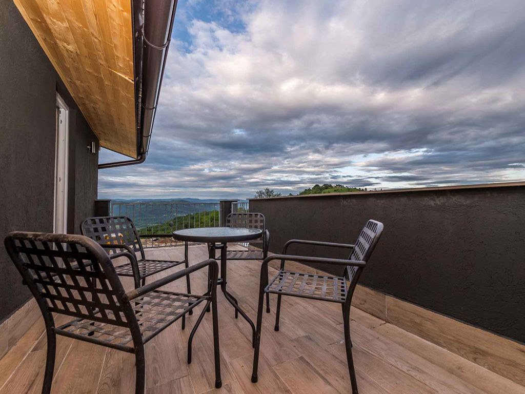 Villa mit einer schönen Aussicht auf den Fluss Mirna Tal