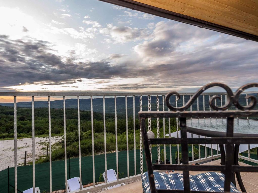 Villa mit einer schönen Aussicht auf den Fluss Mirna Tal
