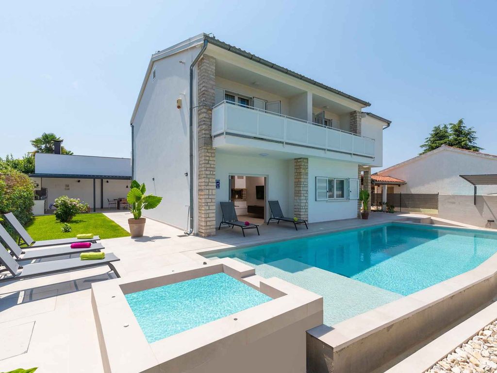 Villa mit privatem Pool in Strandnähe