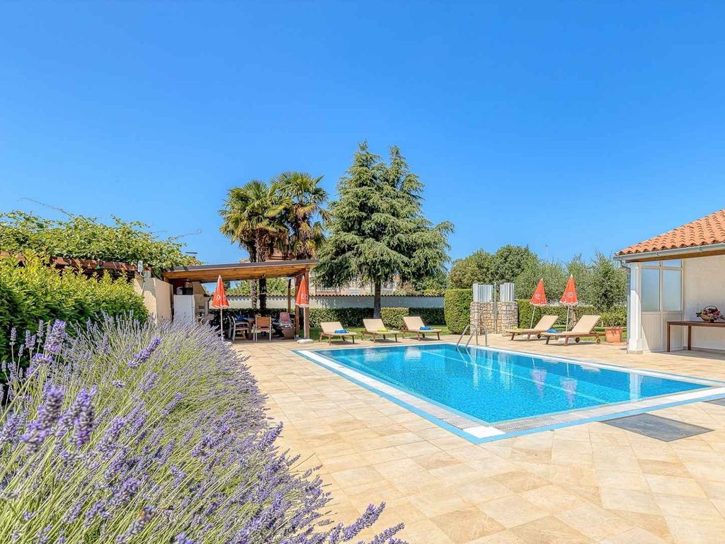 Villa mit privatem Pool in Strandnähe