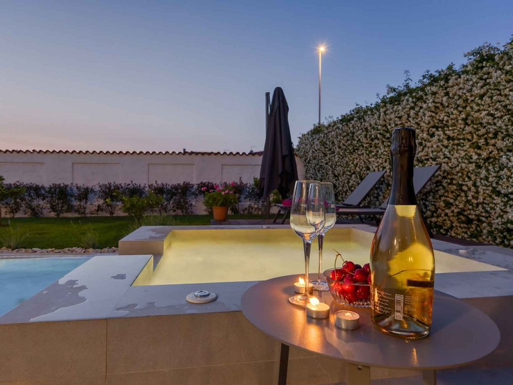 Villa mit privatem Pool in Strandnähe