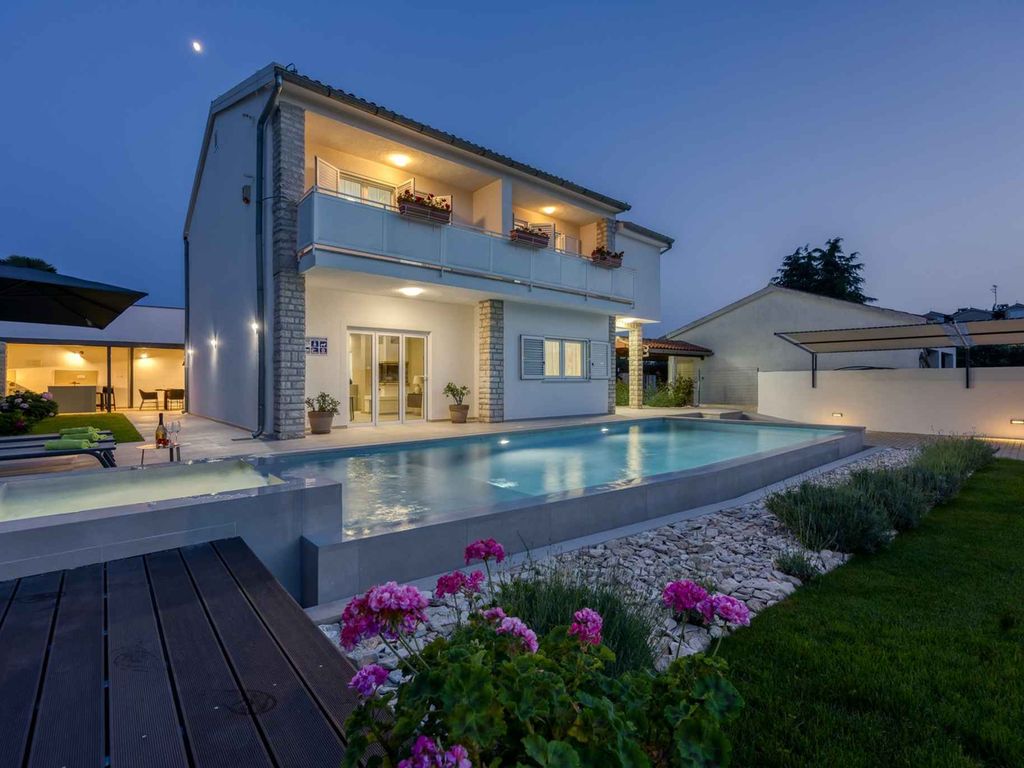 Villa mit privatem Pool in Strandnähe