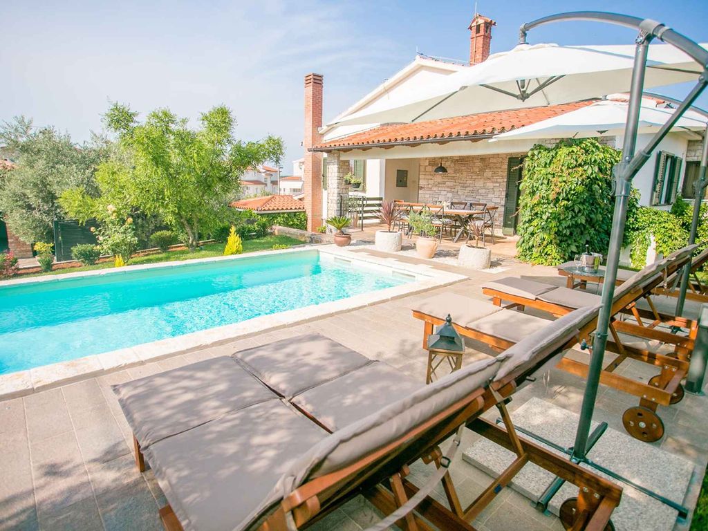 Villa mit Pool und Garten