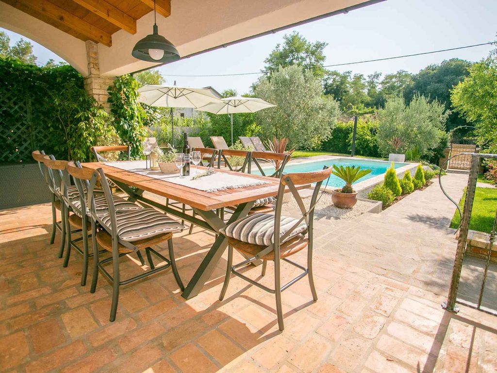 Villa mit Pool und Garten