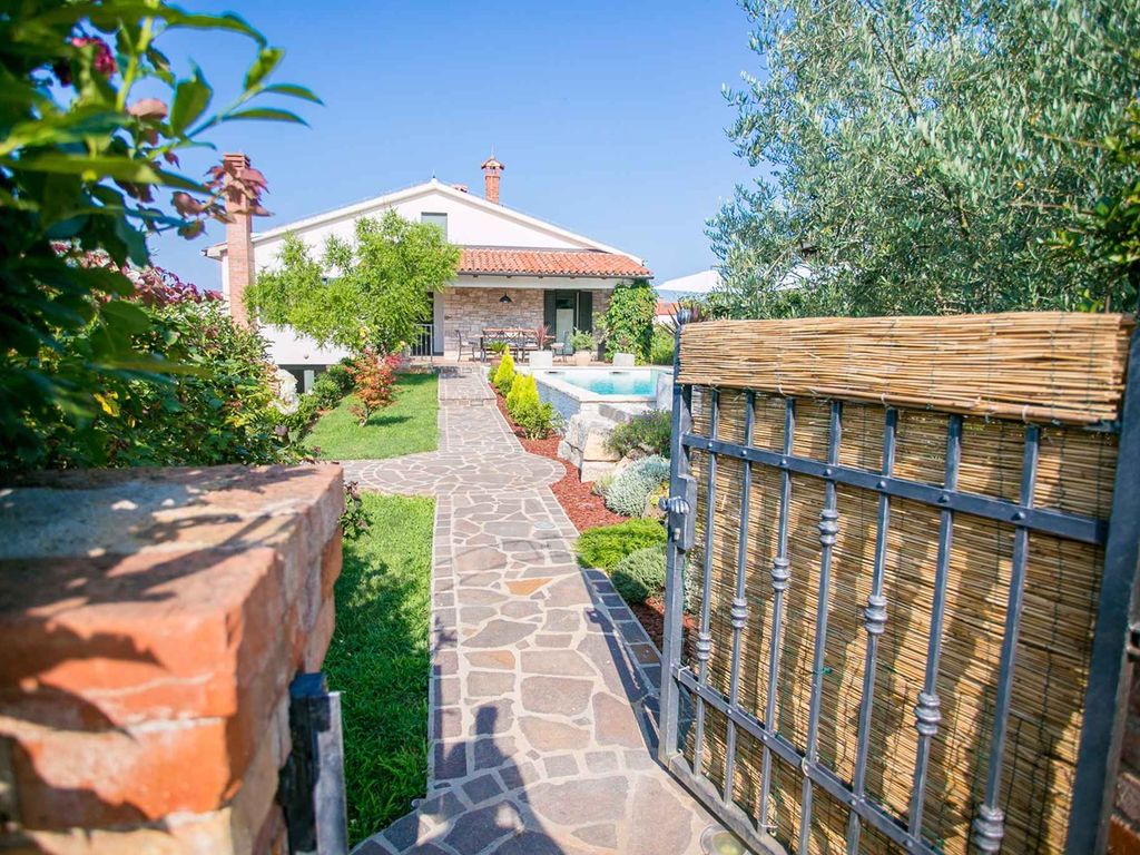 Villa mit Pool und Garten