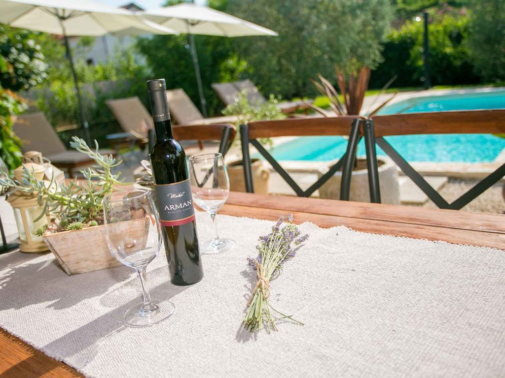 Villa mit Pool und Garten