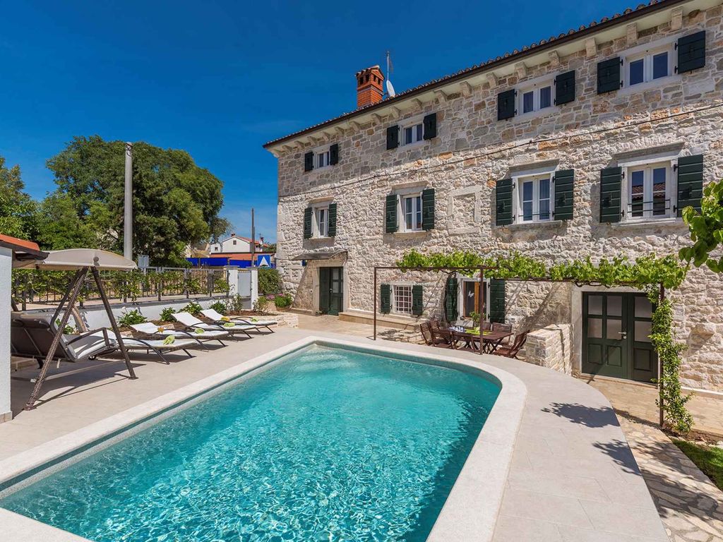 Villa mit Pool und Klimaanlage