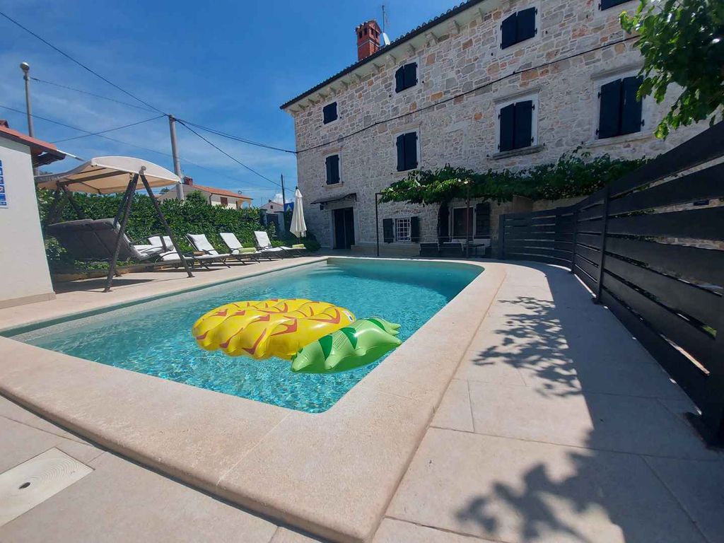 Villa mit Pool und Klimaanlage