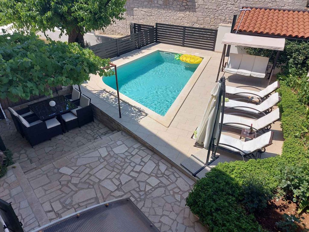 Villa mit Pool und Klimaanlage