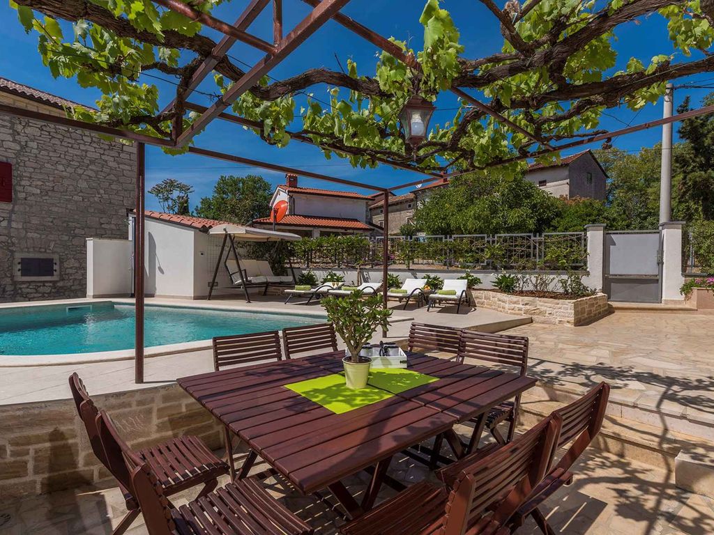 Villa mit Pool und Klimaanlage