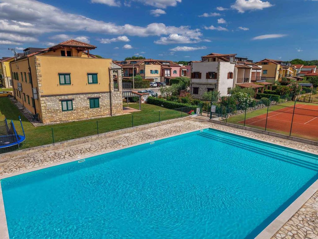 Ferienwohnung mit Terrasse, Garten und Gemeinschaftspool
