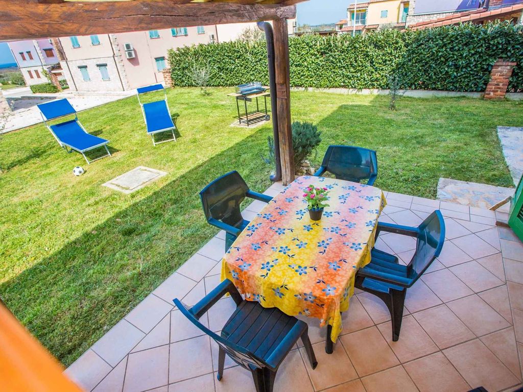 Ferienwohnung mit Terrasse, Garten und Gemeinschaftspool