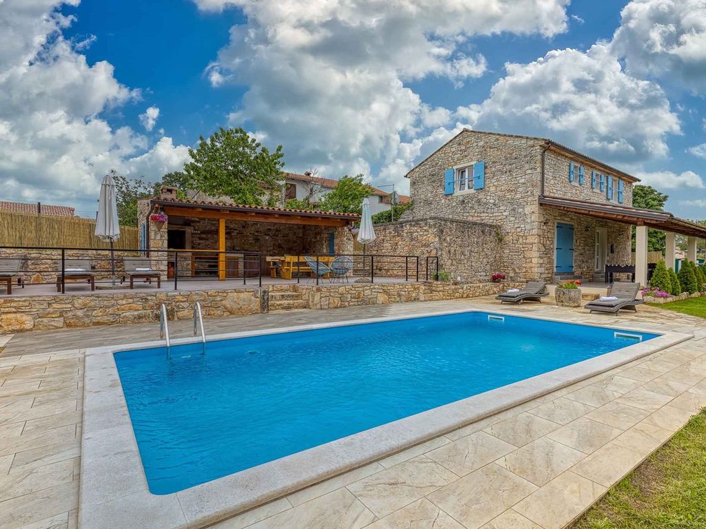 Villa mit Garten und Privatpool
